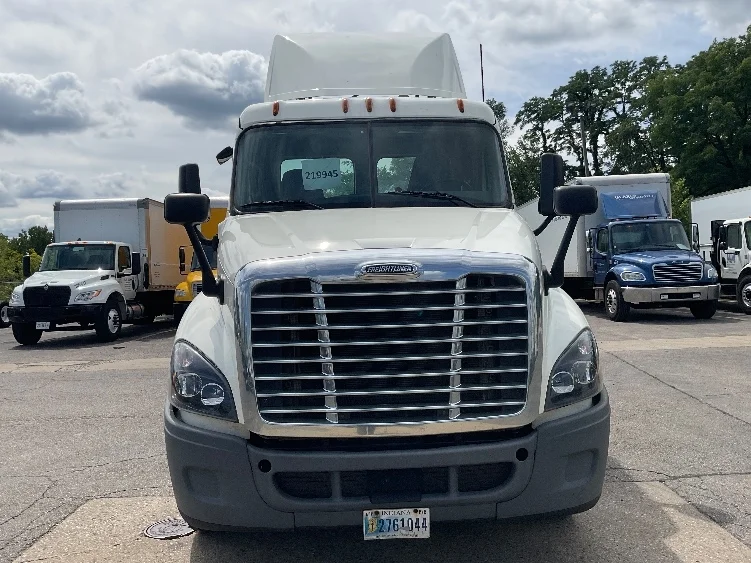 2019 Freightliner Cascadia in Chicago (Melrose Park), IL — photo 2