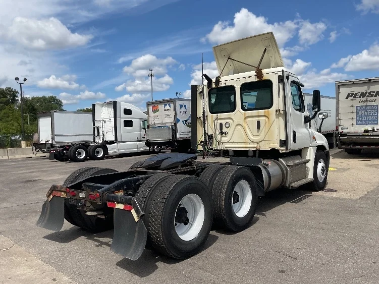 2019 Freightliner Cascadia in Chicago (Melrose Park), IL — photo 7