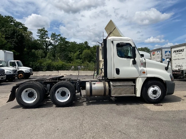 2019 Freightliner Cascadia in Chicago (Melrose Park), IL — photo 8