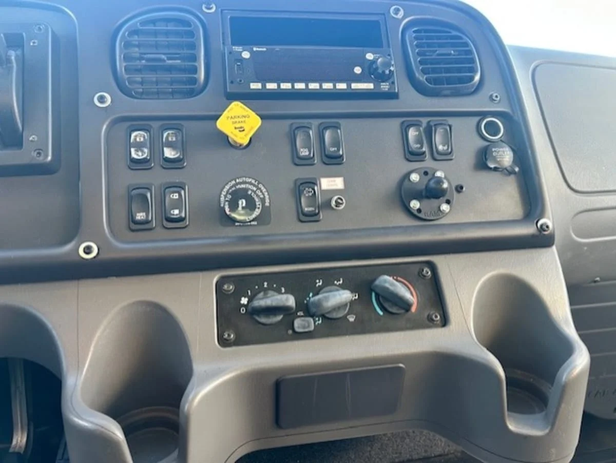 2015 Freightliner M2 106 - image 15