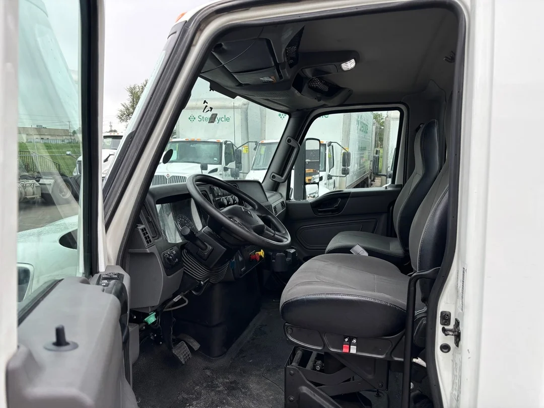 2022 International MV - image 4