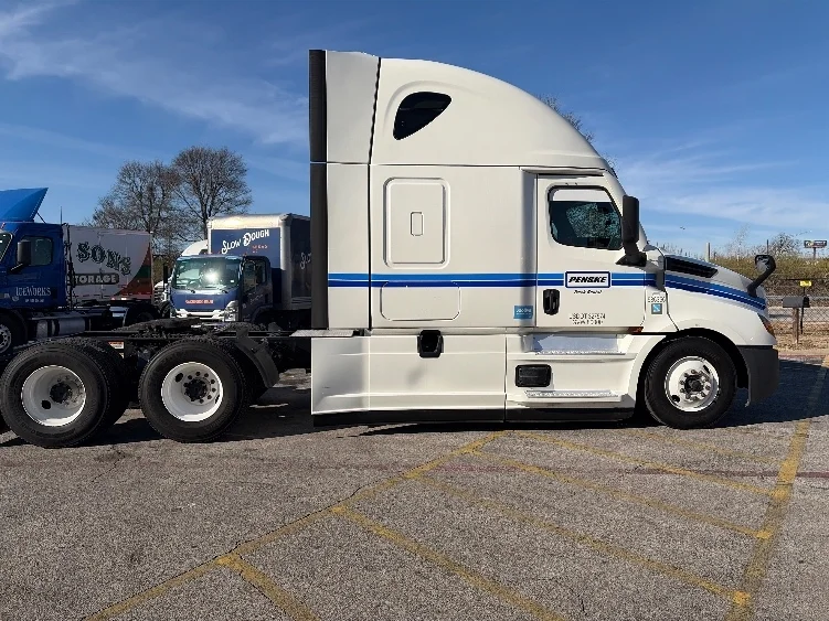 2023 Freightliner Cascadia - image 8