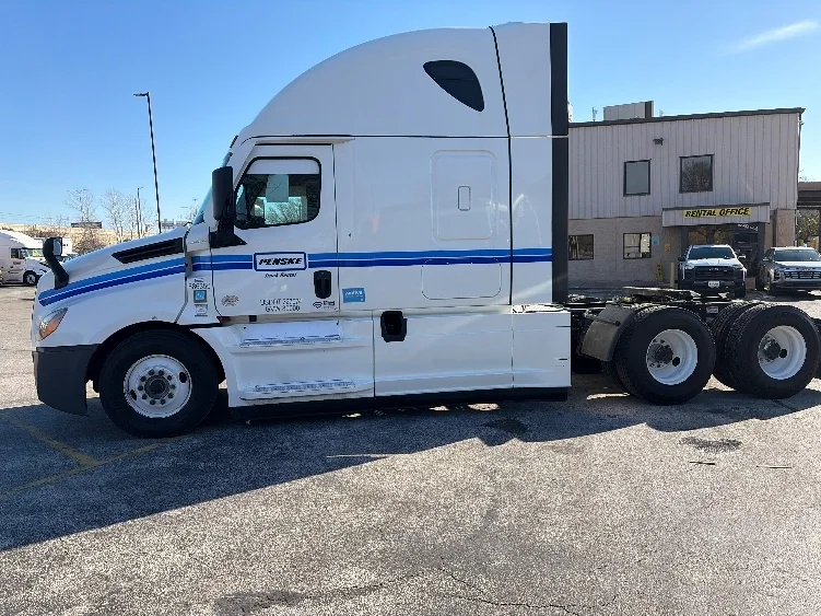 2023 Freightliner Cascadia - image 4