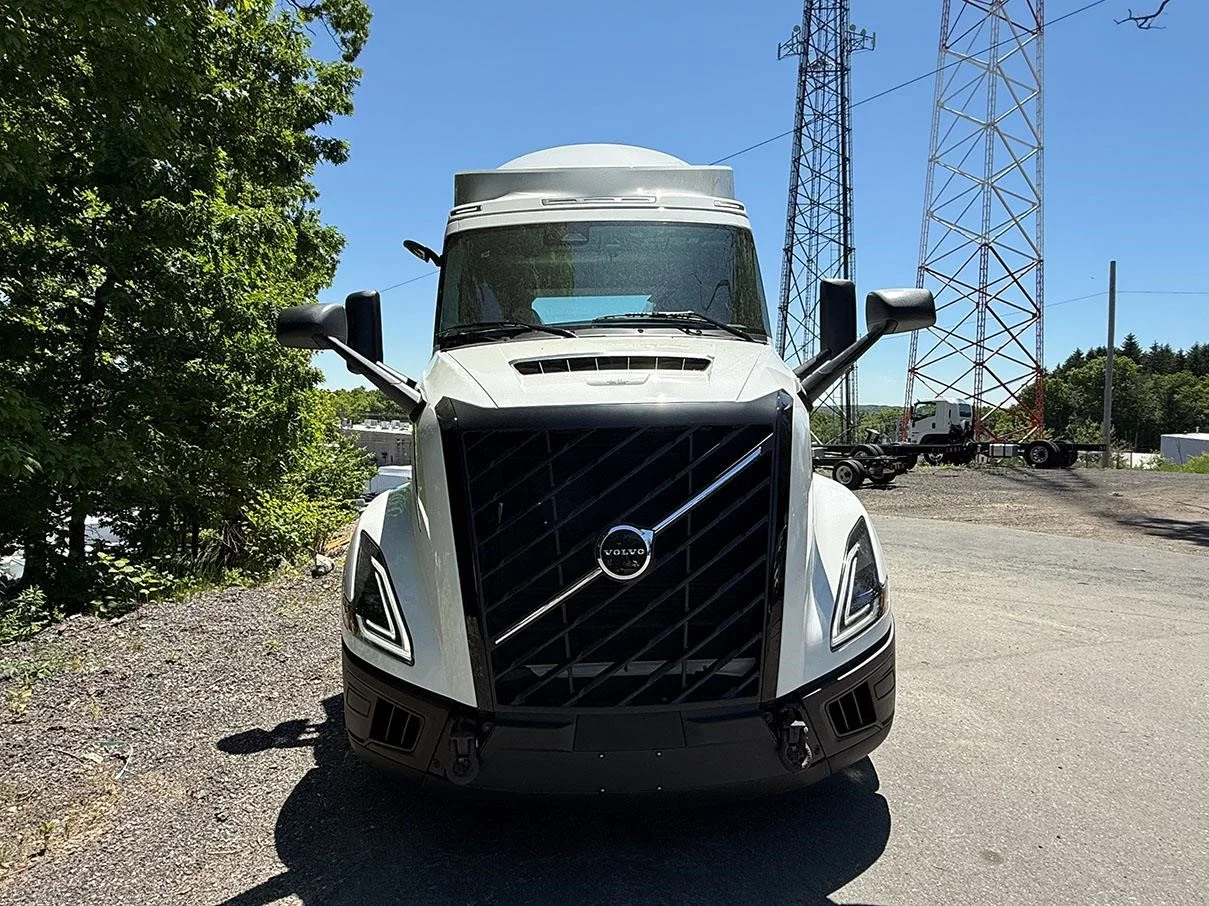 2025 Volvo VNL 300 in Worcester, MA — photo 3