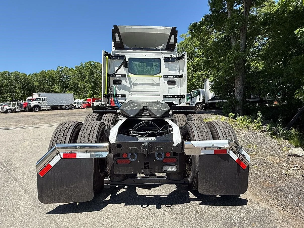 2025 Volvo VNL 300 in Worcester, MA — photo 5