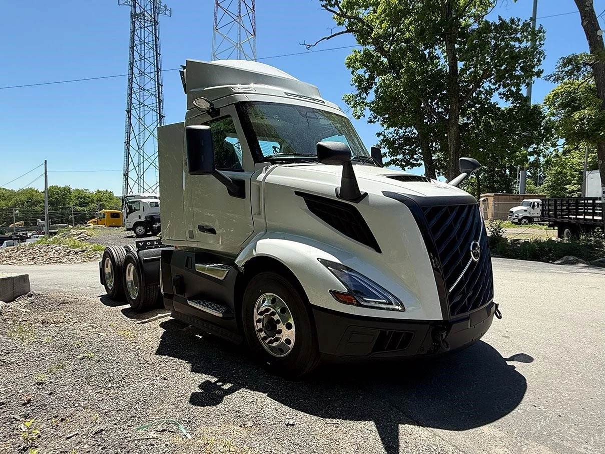 2025 Volvo VNL 300 in Worcester, MA — photo 4