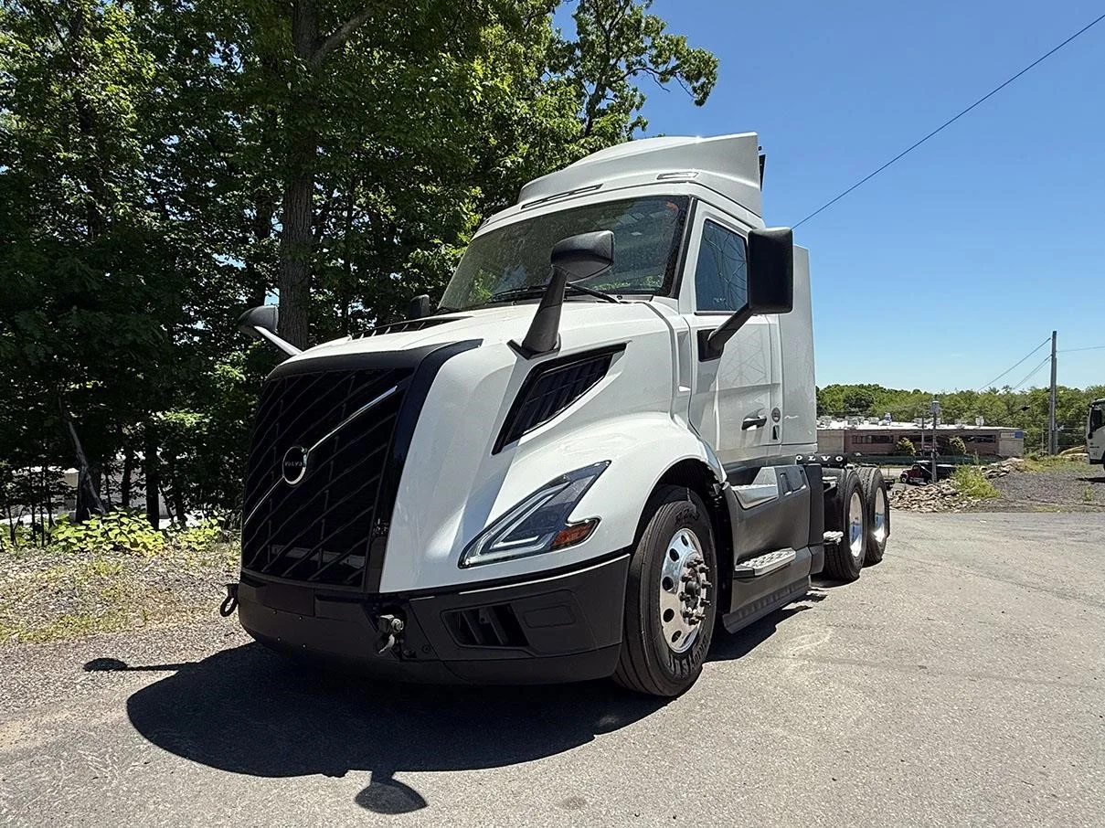 2025 Volvo VNL 300 in Worcester, MA — photo 2