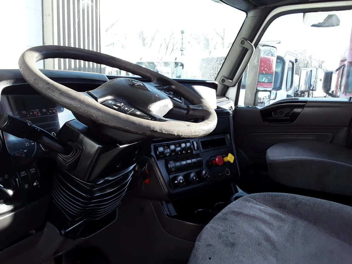 2018 International LT in Kansas City, MO — photo 7