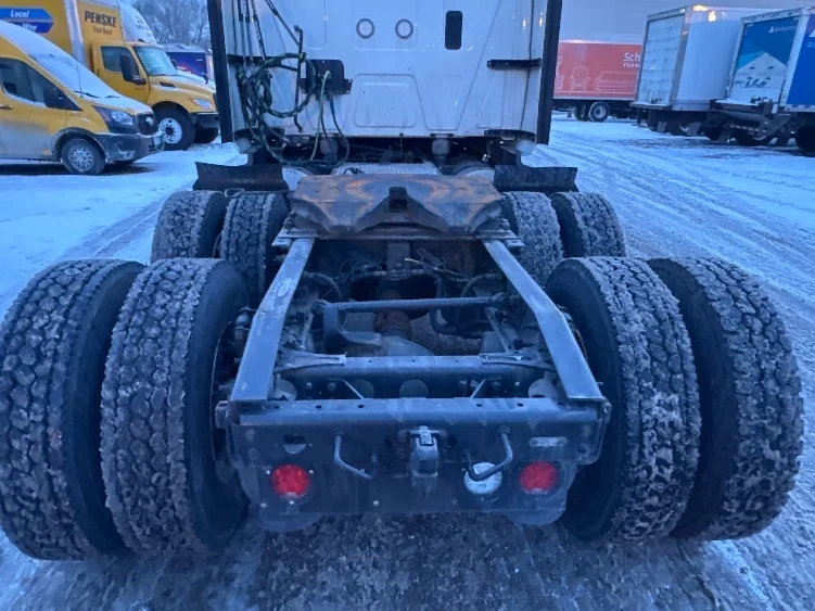 2023 International LT - image 6