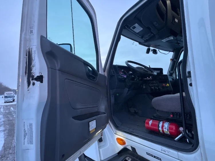 2023 International LT - image 9