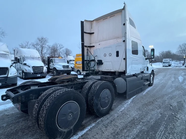 2023 International LT - image 7