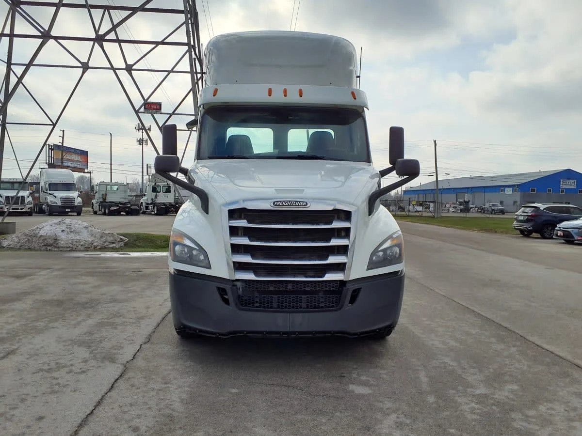 2020 Freightliner Cascadia in Indianapolis, IN — photo 2