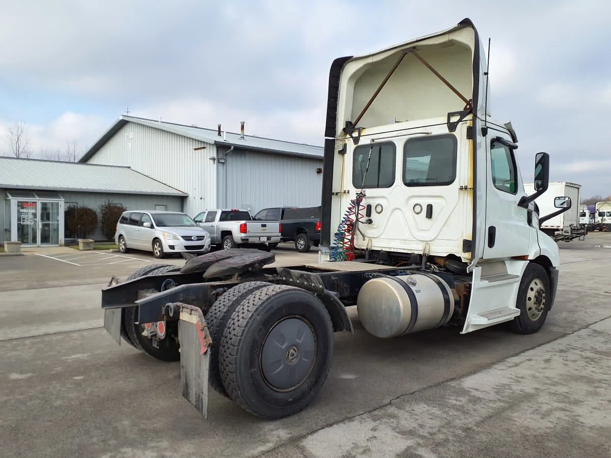 2020 Freightliner Cascadia in Indianapolis, IN — photo 4