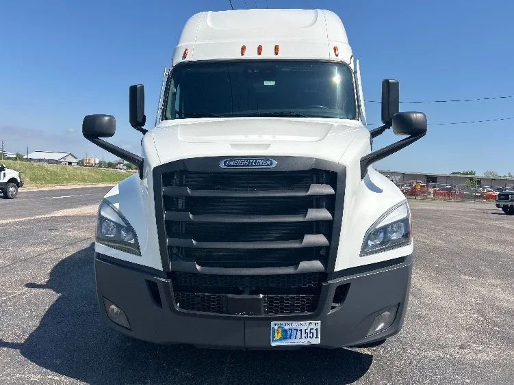 2022 Freightliner Cascadia in Atlanta, GA — photo 2