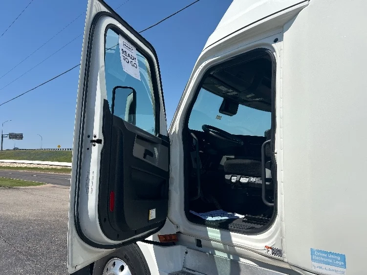 2022 Freightliner Cascadia in Atlanta, GA — photo 9
