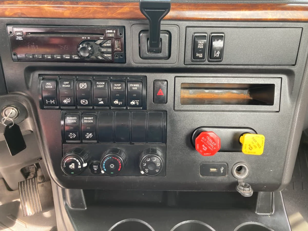 2019 International LT in Springfield, MA — photo 13