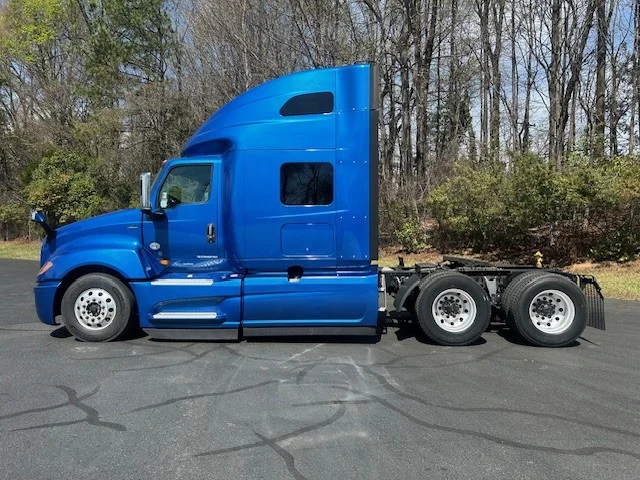 2021 International LT - image 7