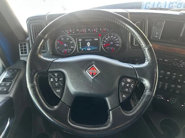 2021 International LT - image 13