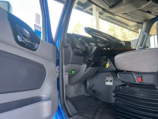 2021 International LT - image 11