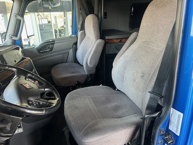 2021 International LT - image 12