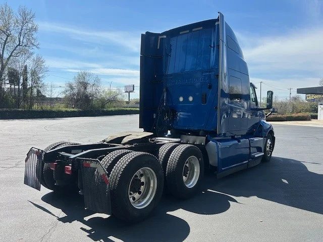 2021 International LT - image 4