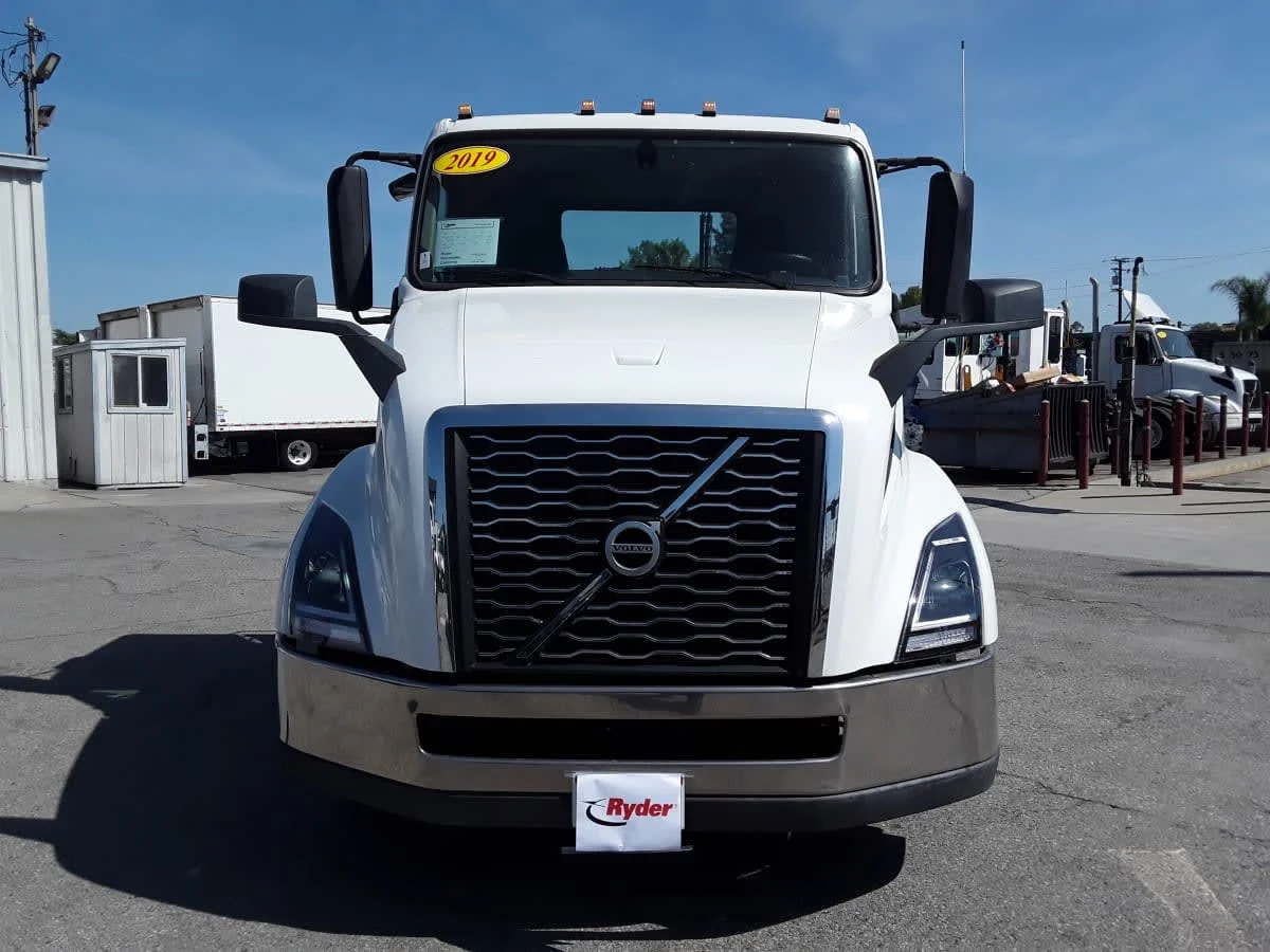 2019 Volvo VNL 860 in Montebello, CA — photo 2