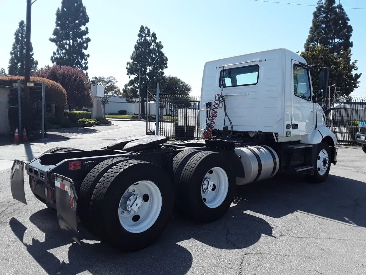 2019 Volvo VNL 860 in Montebello, CA — photo 4