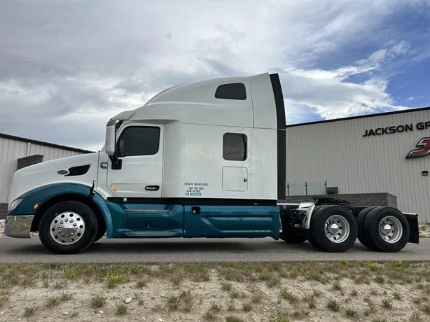 2021 Peterbilt 579 in Casper, WY — photo 2
