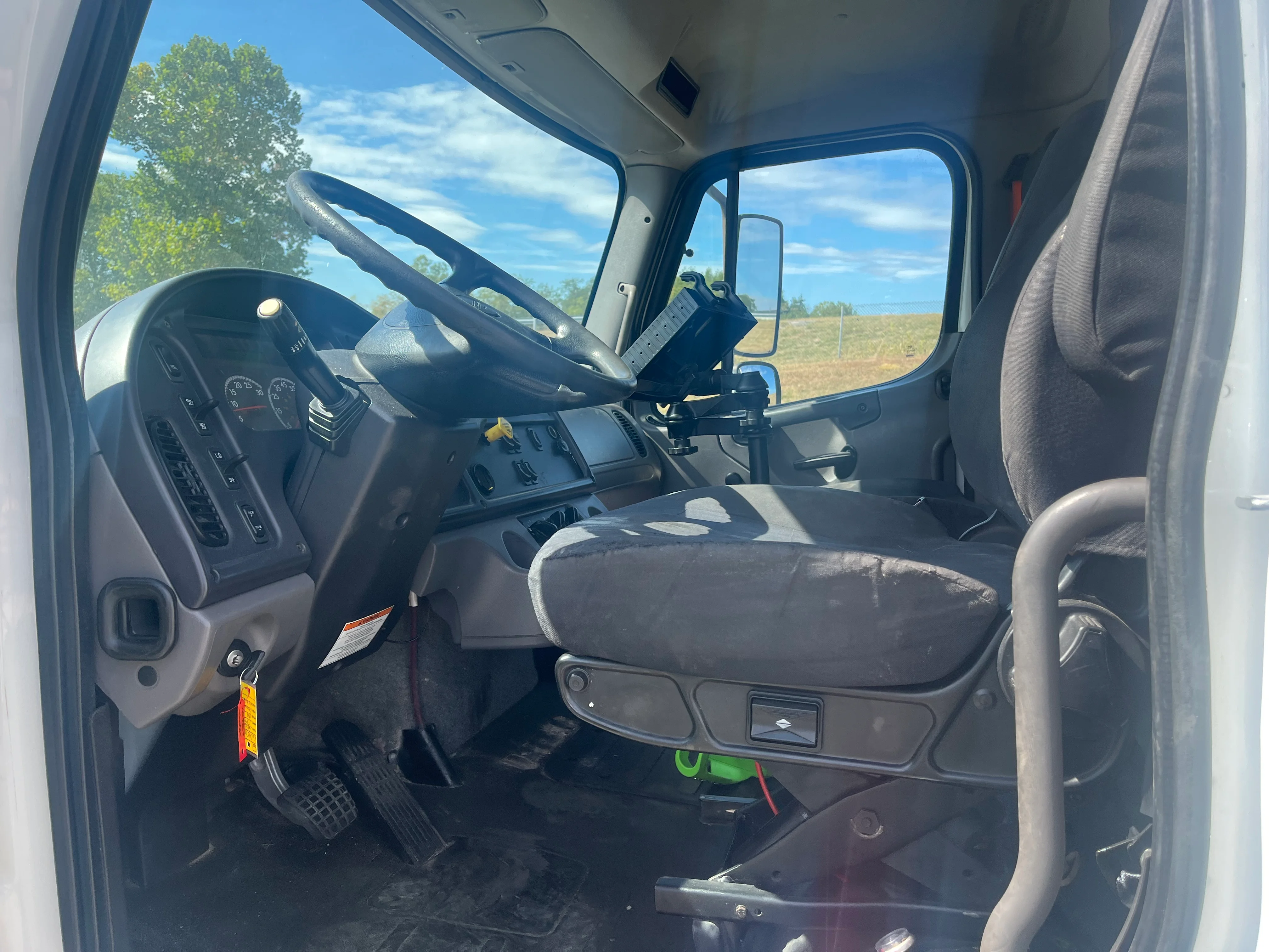 2016 Freightliner M2 106 - image 10