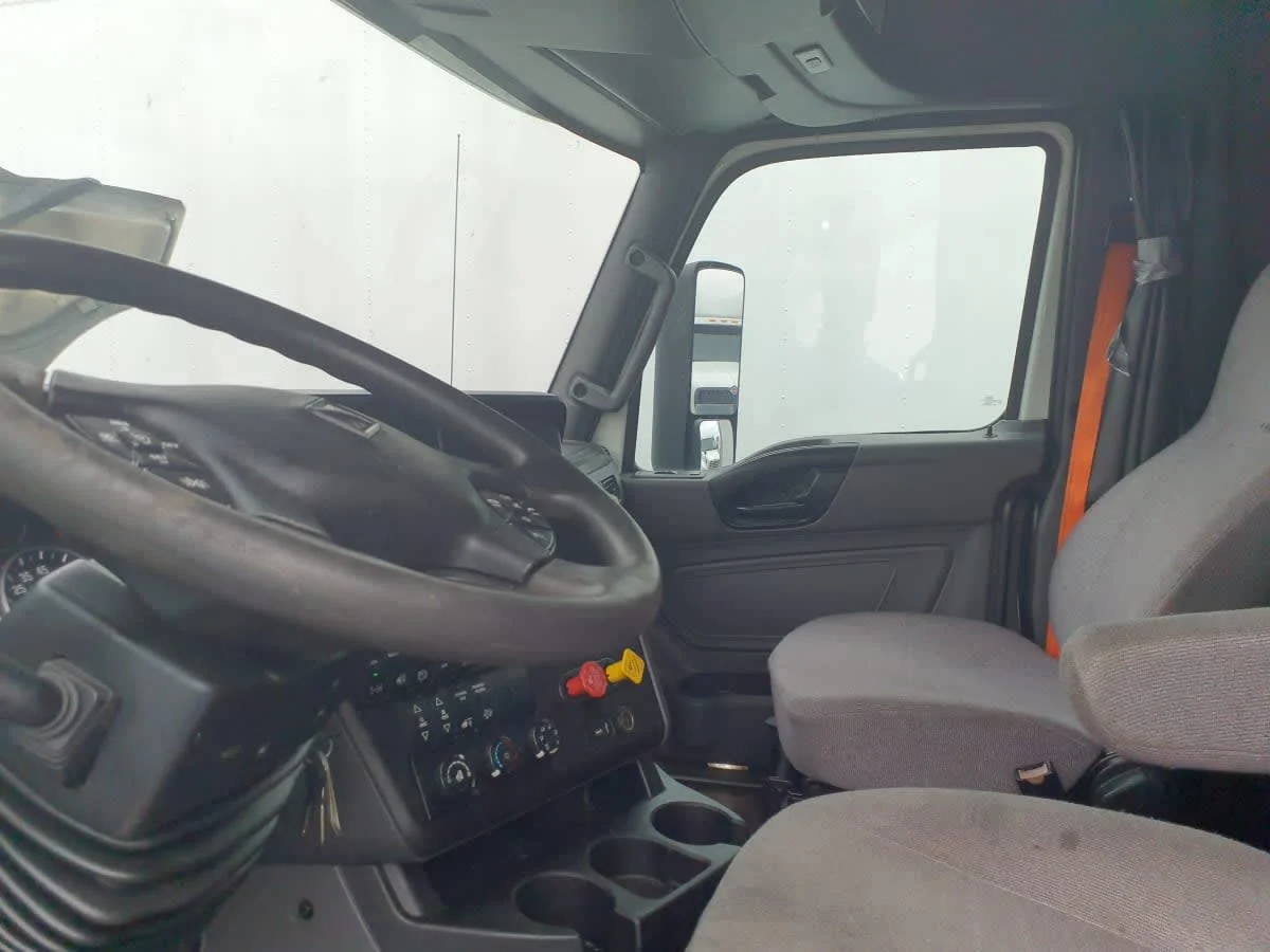 2020 International LT - image 7