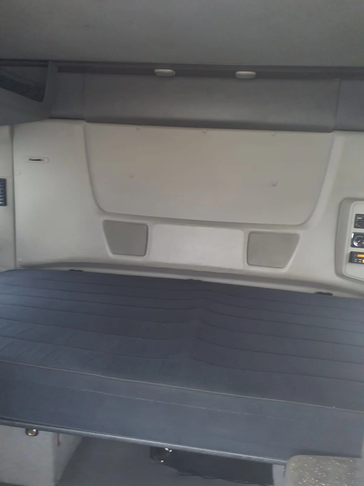 2020 International LT - image 8