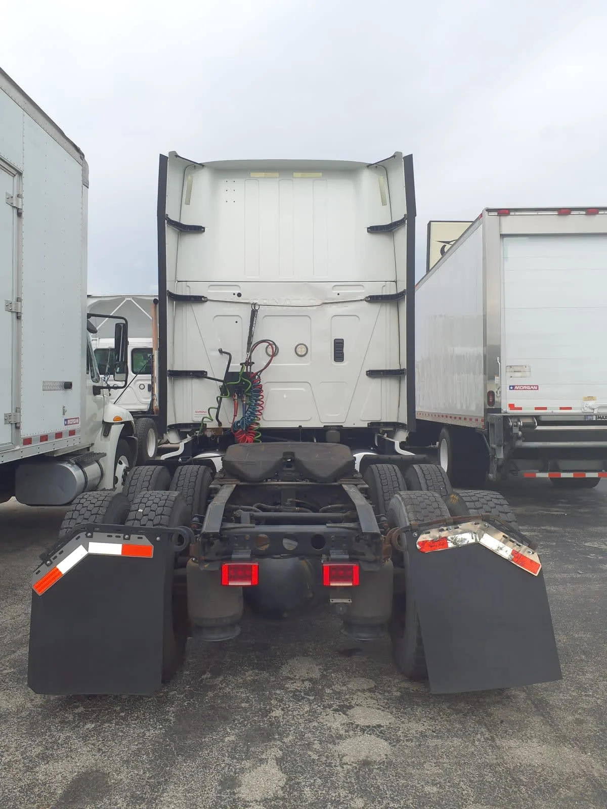 2020 International LT - image 5