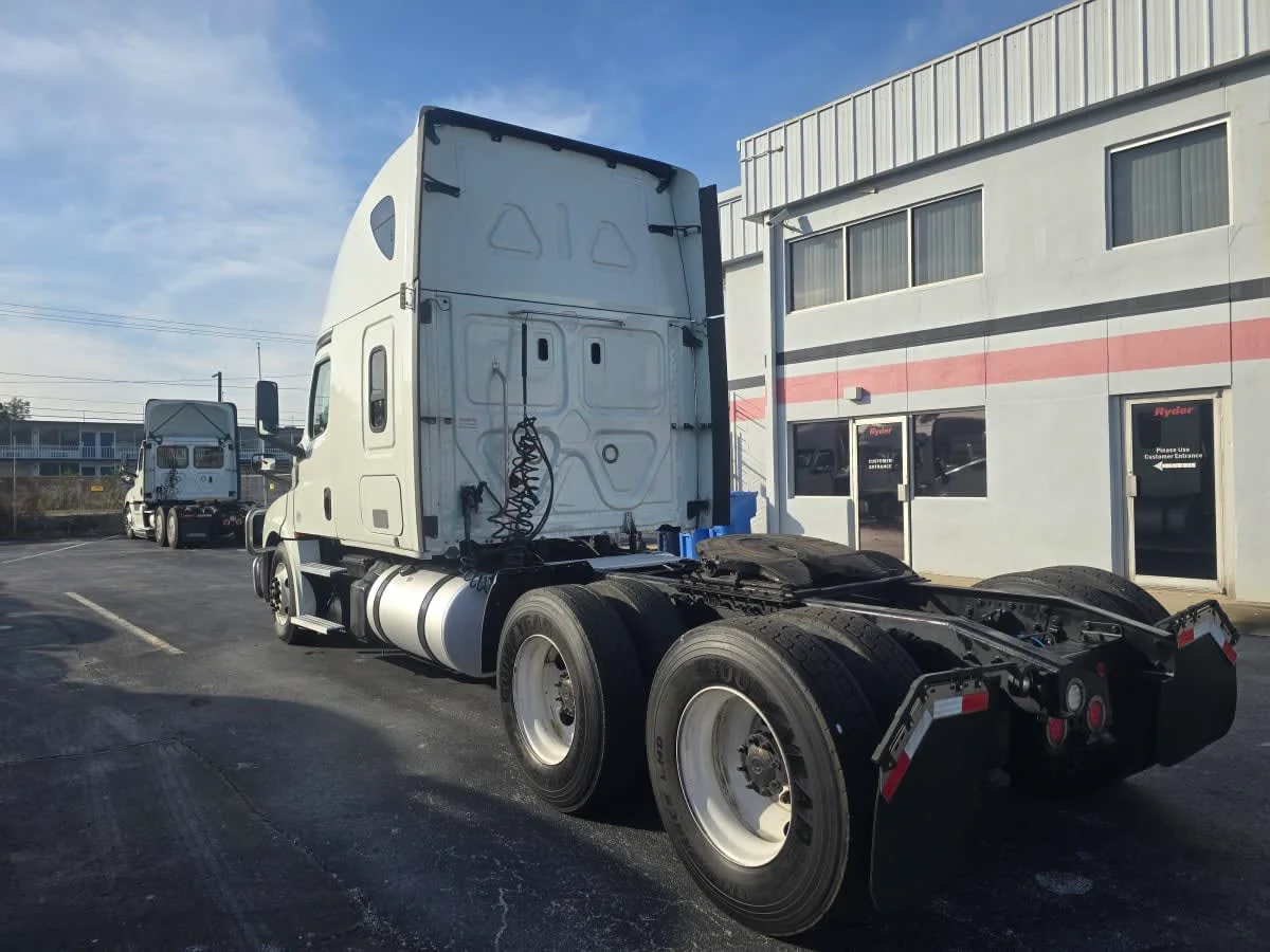 2020 Freightliner Cascadia in Tampa, FL — photo 4