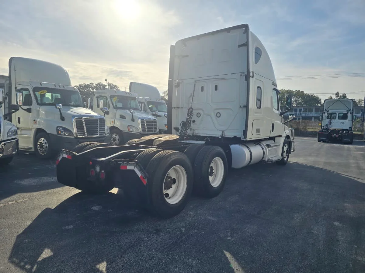 2020 Freightliner Cascadia in Tampa, FL — photo 6