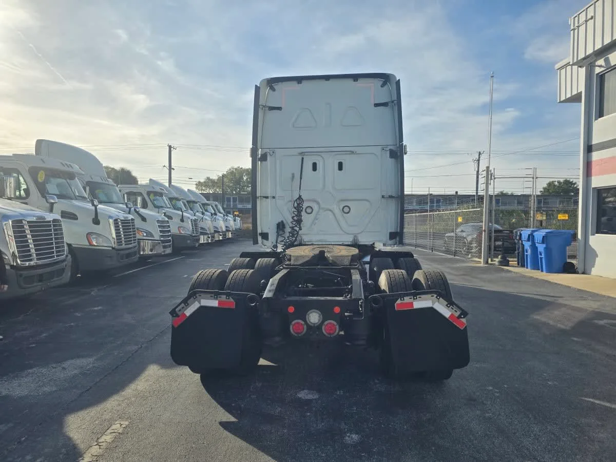 2020 Freightliner Cascadia in Tampa, FL — photo 5