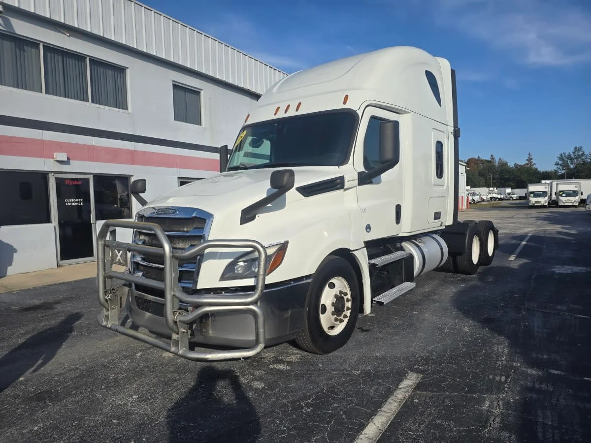2020 Freightliner Cascadia in Tampa, FL — photo 3