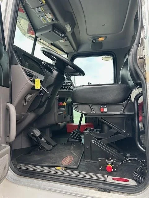 2023 Peterbilt 389 - image 12