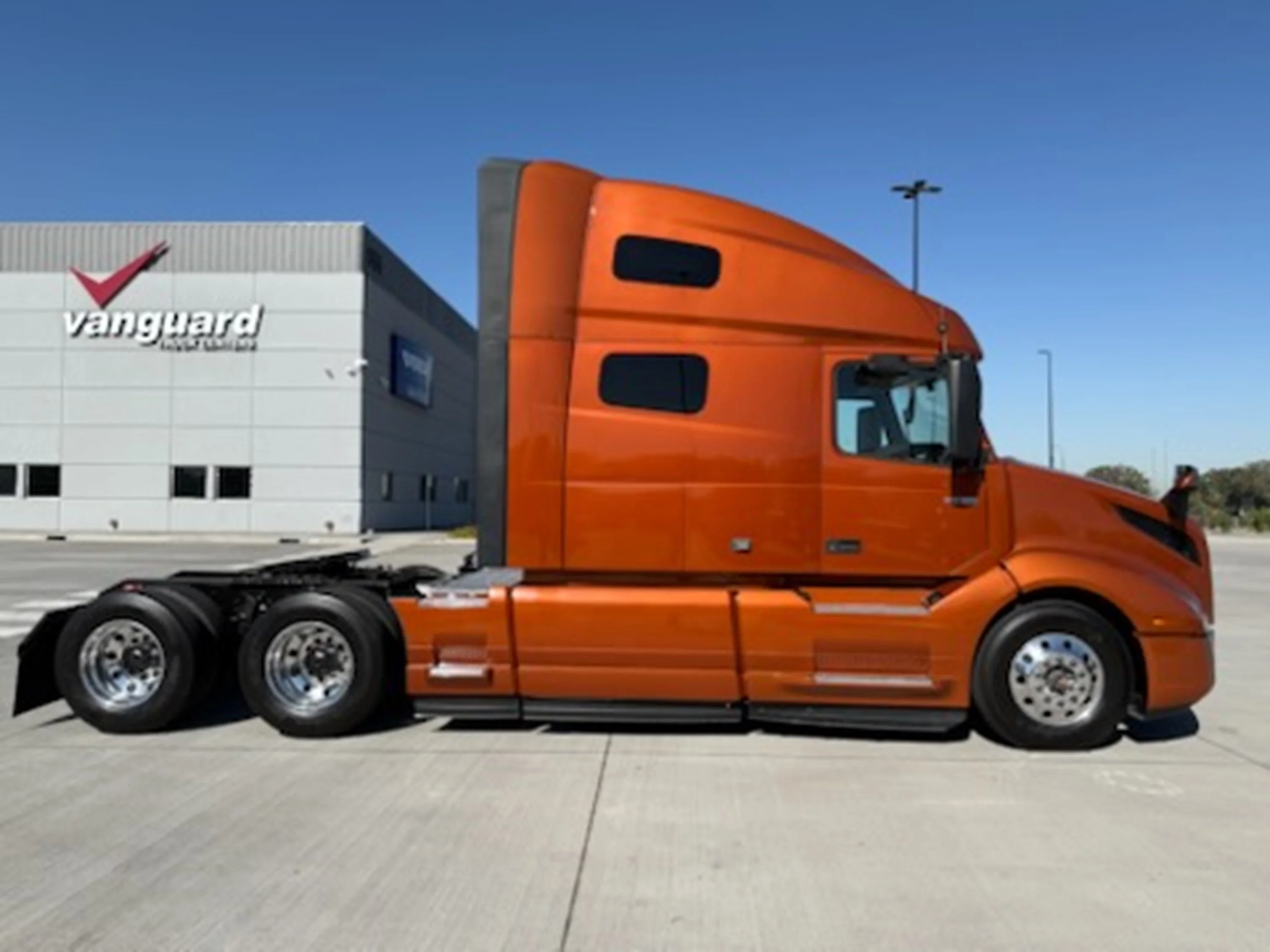 2021 Volvo VNL 760 - image 2