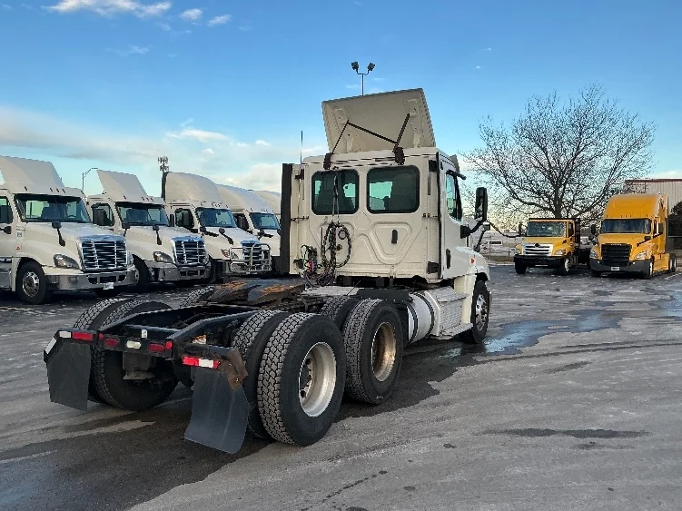 2019 Freightliner Cascadia in La Porte, IN — photo 7