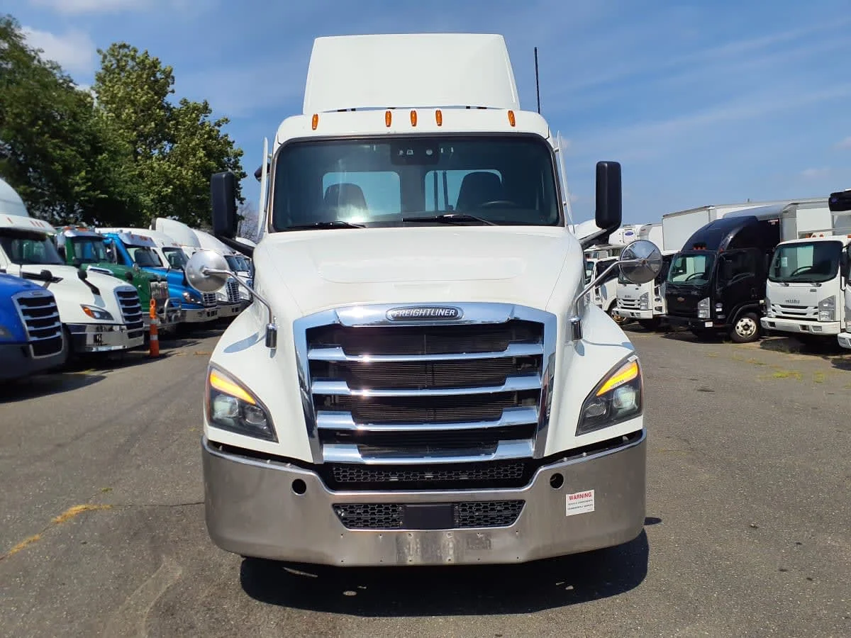 2021 Freightliner Cascadia - image 2