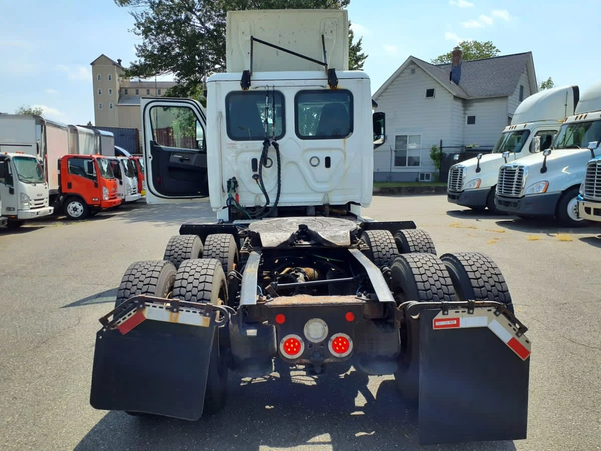 2021 Freightliner Cascadia in Springfield, MA — photo 5