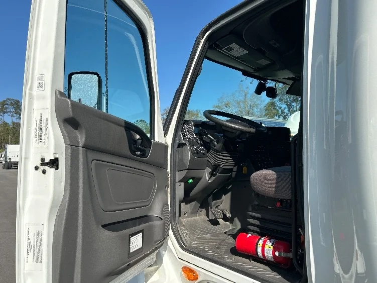 2023 International LT - image 9