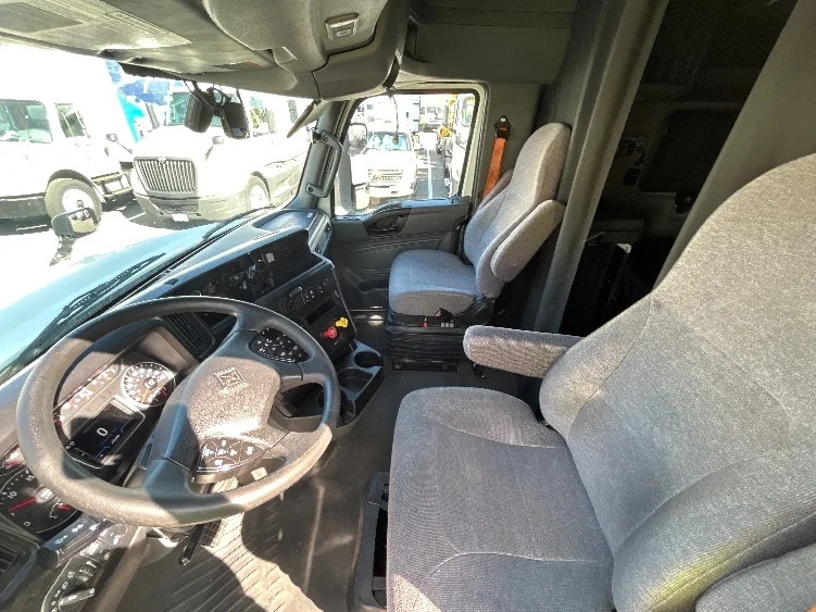 2023 International LT - image 10