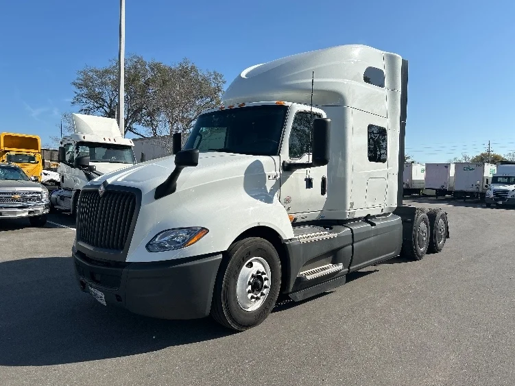 2023 International LT - image 3