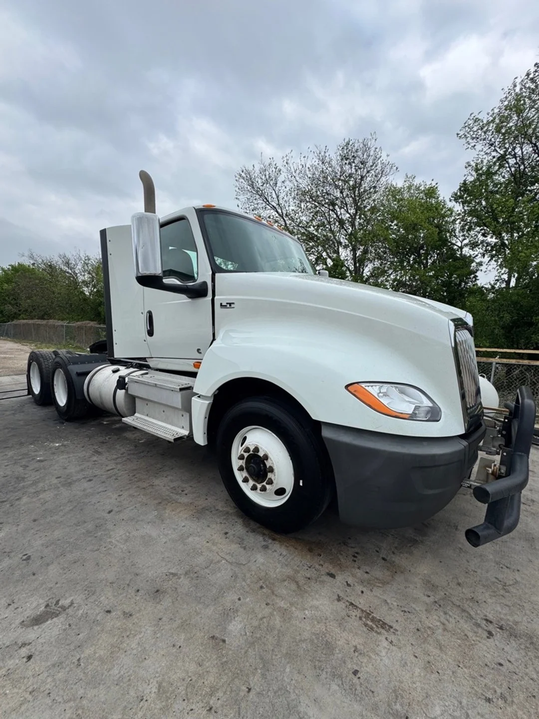 2021 International LT - image 2