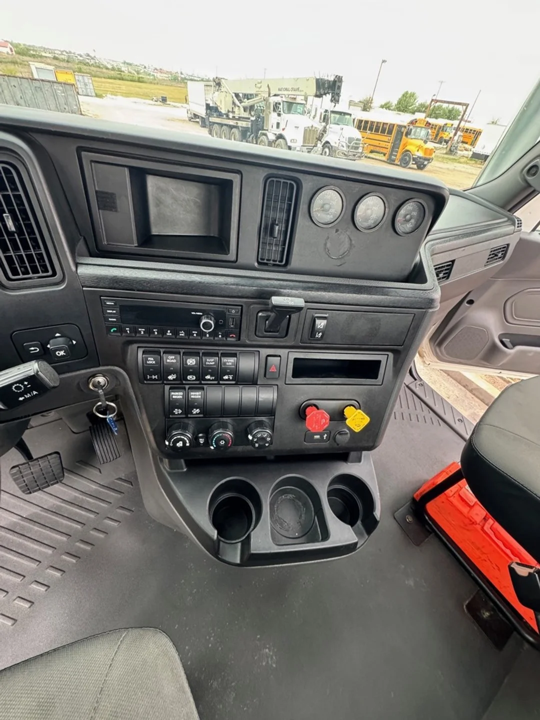 2021 International LT - image 4