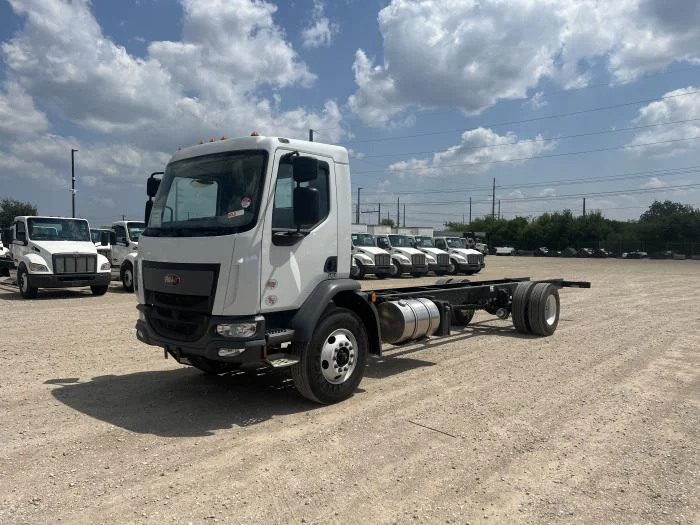 2025 Peterbilt 220EV - image 2