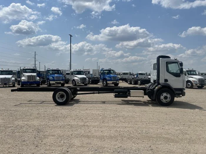 2025 Peterbilt 220EV — photo 5