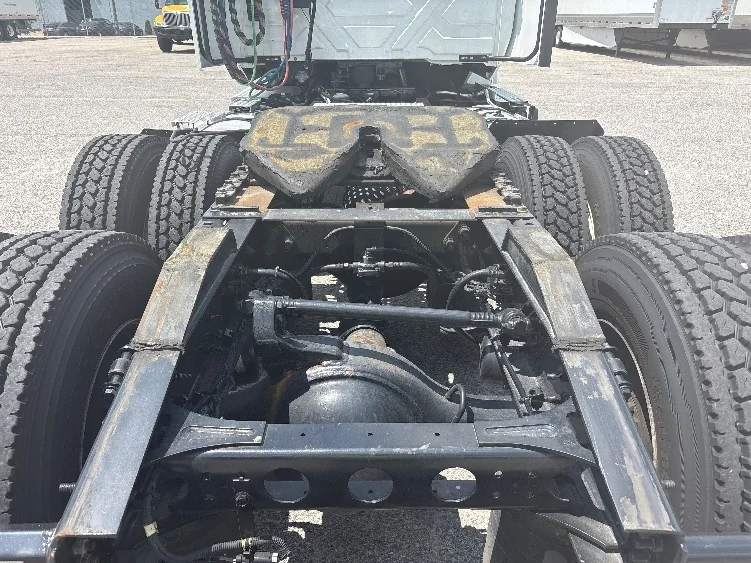 2019 International LT - image 6