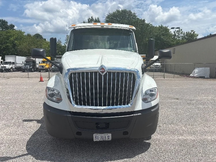 2019 International LT - image 2